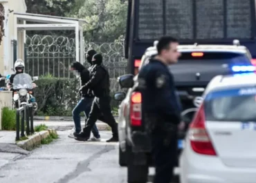 Συνελήφθησαν στη Πάτρα 25 άτομα για επιθέσεις σε αστυνομικούς και αναγραφή συνθημάτων σε αστικά λεωφορεία