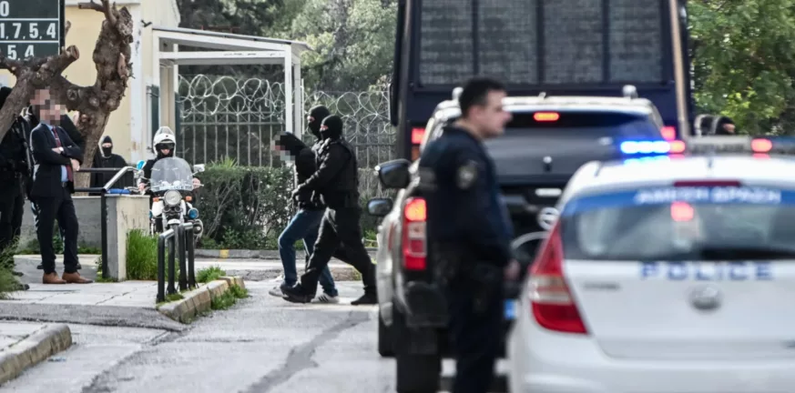 Συνελήφθησαν στη Πάτρα 25 άτομα για επιθέσεις σε αστυνομικούς και αναγραφή συνθημάτων σε αστικά λεωφορεία