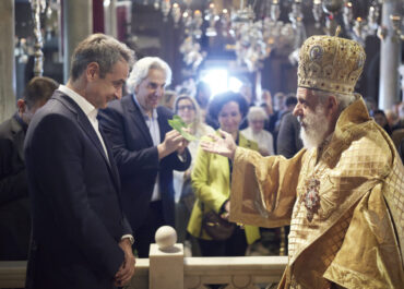 Ο Πρωθυπουργός παρακολούθησε την πρώτη Ανάσταση στην Τήνο