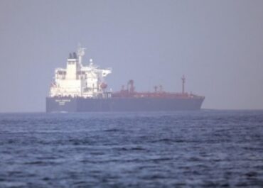 Ανατράπηκε και βυθίστηκε δεξαμενόπλοιο με 1,4 εκατ. λίτρα πετρελαίου, ανοικτά της Μανίλας