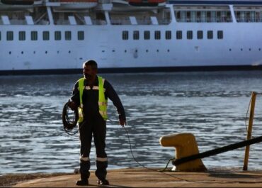 Απεργία στα πλοία σήμερα και αύριο