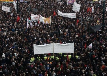 Μεγάλα συλλαλητήρια σε όλη την Ελλάδα στη μνήμη των θυμάτων της τραγωδίας των Τεμπών