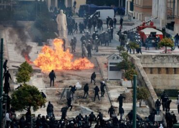 Τα Πολιτικά Κόματτα  για τα επεισόδια κουκουλοφόρων