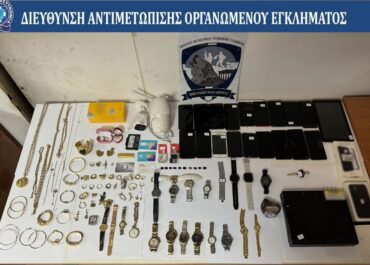 Δ.Α.Ο.Ε. : Εξαρθρώθηκε εγκληματική ομάδα τα μέλη της οποίας, με το πρόσχημα ότι είναι συντηρητές ανελκυστήρων ή υπάλληλοι της ΔΕΗ, διέπρατταν κλοπές σε οικίες ηλικιωμένων σε διάφορες περιοχές της Αττικής