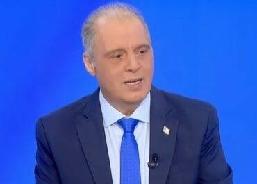 Κυρ, Βελόπουλος :  Δυστυχώς είναι σε πλήρη σύγχυση γιατί πολύ απλά τον βαραίνουν οι τύψεις για τα Τέμπη.