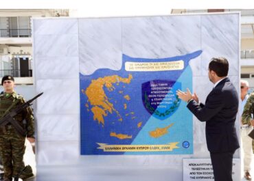 Τελετή Αποκαλυπτηρίων Επιτύμβιας Στήλης προς Τιμή των Ελλαδιτών Οπλιτών και Αξιωματικών που Υπηρέτησαν στην Κύπρο και Ταφής των Οστών του Πεσόντος Στρατιώτη Χαράλαμπου Σαμλιάν