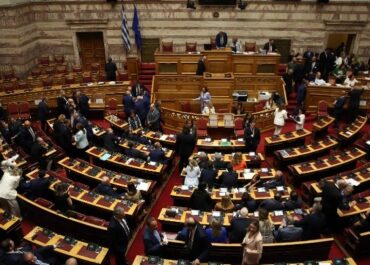 Με 154 ψήφους πέρασε η πρόταση της ΚΟ της ΝΔ για παραπομπή του Κ. Καραμανλή