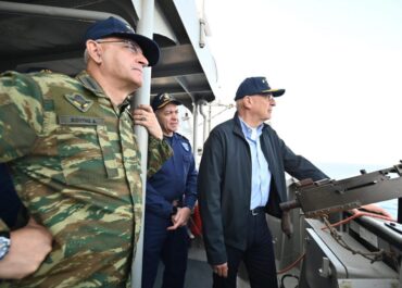 Ο ΥΕΘΑ Νίκος Δένδιας παρακολούθησε εκπαιδευτικές βολές Κ/Β ΝΔ της Πελοποννήσου από τη Φ/Γ ΑΔΡΙΑΣ
