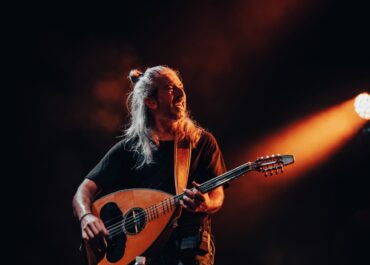ΓΙΑΝΝΗΣ ΧΑΡΟΥΛΗΣ ΚΑΙ ΛΕΥΤΕΡΗΣ ΠΑΣΣΙΑΣ: “ΓΕΙΑ ΣΟΥ ΠΑΡΕΑ” – ΝΕΟ ΤΡΑΓΟΥΔΙ