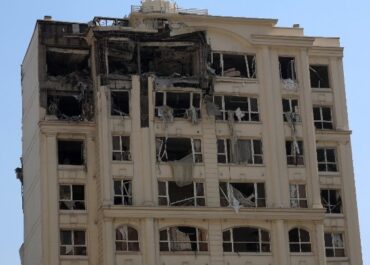 Κίνδυνος ανάφλεξης εχθροπραξιών / Ιράν- ΥΠΕΞ: Τεχεράνη θα απαντήσει αποφασιστικά στη «δειλή» επίθεση του Ισραήλ