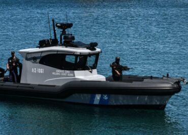 Πτώση οχήματος στη θάλασσα και ανάσυρση του οδηγού χωρίς τις αισθήσεις του στην Ερμιόνη