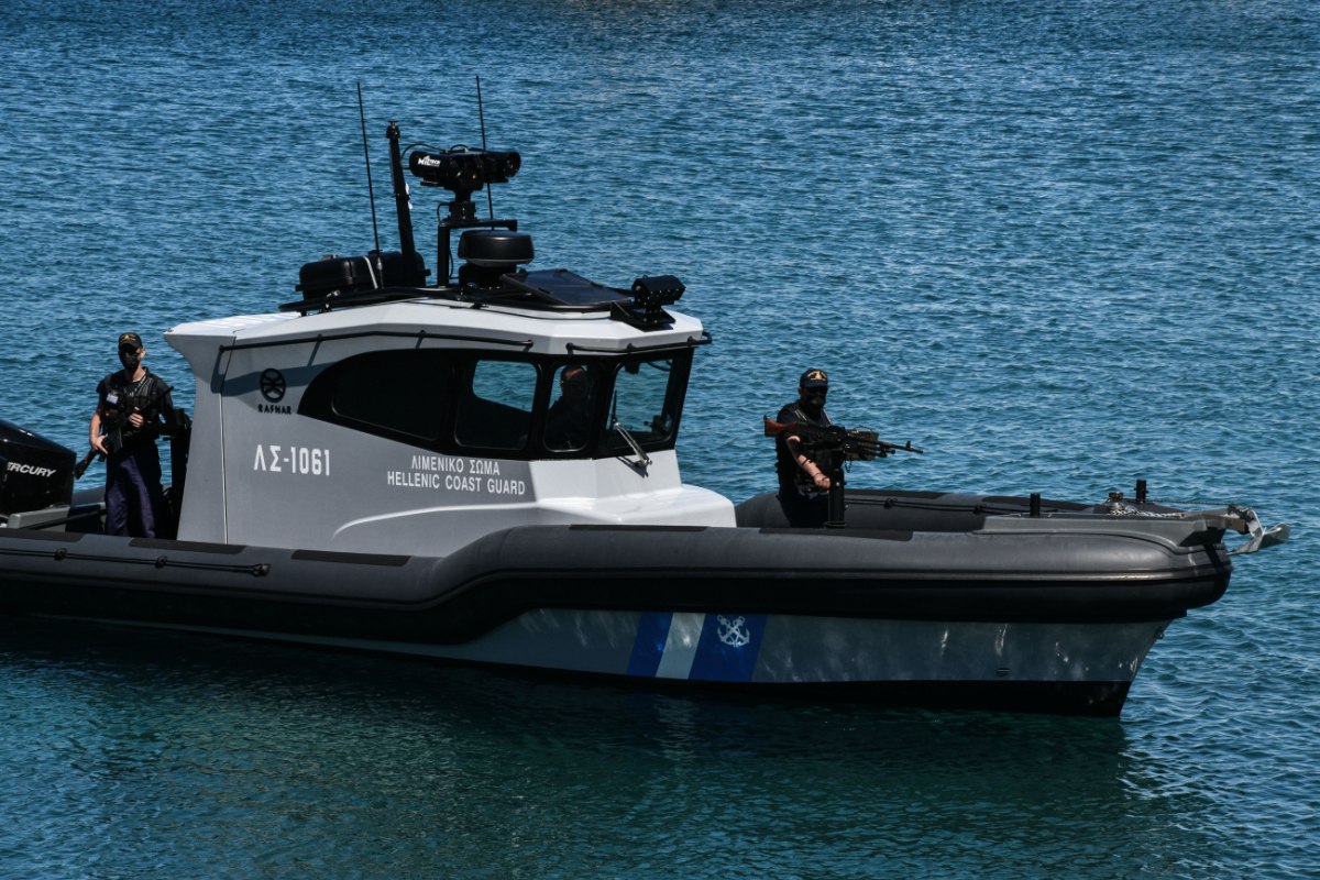 Πτώση οχήματος στη θάλασσα και ανάσυρση του οδηγού χωρίς τις αισθήσεις του στην Ερμιόνη