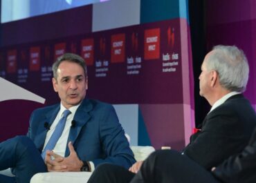 Ο Πρωθυπουργός Κυριάκος Μητσοτάκης σε συζήτηση με τον Daron Acemoglu, καθηγητή  στο Τεχνολογικό Ινστιτούτο Μασαχουσέτης, στο πλαίσιο της 29ης Ετήσιας Συζήτησης Στρογγυλής Τραπέζης του «Economist»