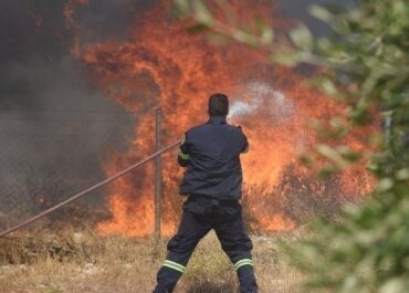 Πυρκαγιά σε χαμηλή βλάστηση στο Κορωπί