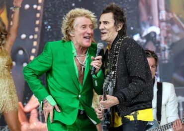 Ο Rod Stewart με τον κιθαρίστα των Rolling Stones στη σκηνή του Glastonbury