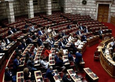 Κυβερνητικές πηγές για τη χθεσινή διαδικασία στη Βουλή: Δεν απαιτείται η παρουσία 151 βουλευτών για την έγκυρη λήψη απόφασης