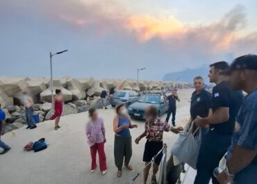 Επιχειρήσεις απεγκλωβισμού σε Χίο και Πάτρα λόγω εκδήλωσης πυρκαγιών