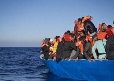Εντοπισμός και διάσωση 56 αλλοδαπών και σύλληψη του διακινητή τους νότια της Θήρας