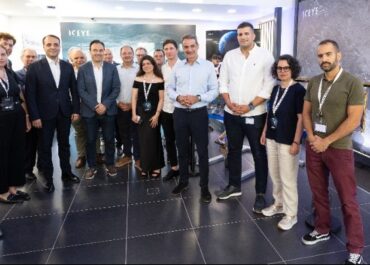 Κ. Μητσοτάκης στις εγκαταστάσεις της εταιρείας ICEYE: Ζούμε σε μια εποχή κατά την οποία οι επενδύσεις στην άμυνα και την ασφάλεια έχουν καταστεί ευρωπαϊκή προτεραιότητα.