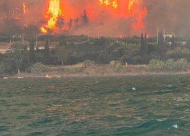 Πυροσβεστική: 152 νέες πυρκαγιές σε 48 ώρες – Δύσκολη νύχτα για Αχαΐα, Χίο, Πρέβεζα – Εκκενώσεις από στεριά και θάλασσα
