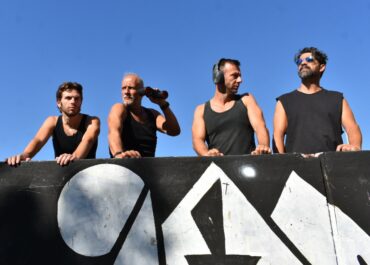 “ΑΥΤΟΙ ΠΟΥ ΚΟΙΤΟΥΝ” ΤΟΥ ΒΑΣΙΛΗ ΜΑΥΡΟΓΕΩΡΓΙΟΥ ΑΠΟ ΔΕΥΤΕΡΑ 6 ΟΚΤΩΒΡΙΟΥ ΣΤΟ ΘΕΑΤΡΟ 104