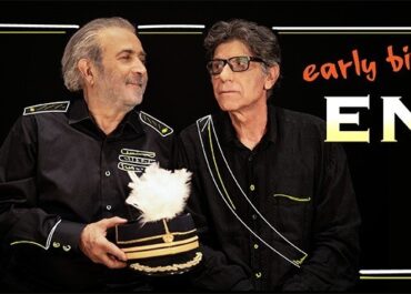 «ENAΣ HPΩAΣ ME ΠANTOYΦΛEΣ» ​- 2ος χρόνος επιτυχίας || ΘΕΑΤΡΟ ΒΕΜΠΟ από 10/10 – Ο Γιάννης Μπέζος σκηνοθετεί τον Λάκη Λαζόπουλο