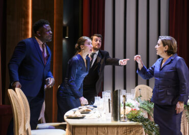 FESTEN Η θρυλική παράσταση συνεχίζει για περιορισμένο αριθμό παραστάσεων, μετά το Πάσχα! – Θέατρο ΑΛΜΑ