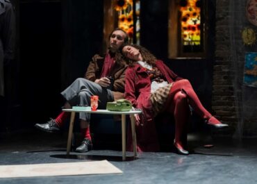«Το Έργο των Δύο Χαρακτήρων» του Τενεσί Ουίλιαμς, μετά από μια επιτυχημένη σεζόν, επανέρχεται για 2η χρονιά στο θέατρο Φούρνος