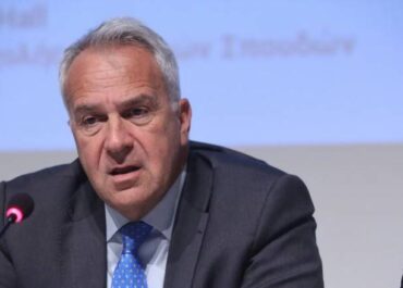 Ηράκλειο: Επίθεση αγνώστων με αυγά και πέτρες κατά του Μάκη Βορίδη