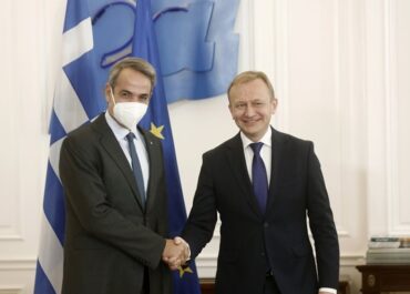 Συνάντηση του Πρωθυπουργού Κυριάκου Μητσοτάκη με τον Ευρωπαίο Επίτροπο για τον Προϋπολογισμό, την Καταπολέμηση της Απάτης και τη Δημόσια Διοίκηση Piotr Serafin