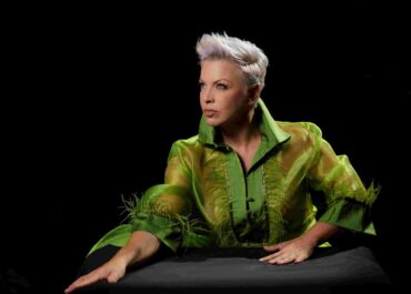 «Μοίρα Γένους Θηλυκού» Σε αυτό το One Woman Show η Ασπασία Θεοφίλου τραγουδάει για κάθε γυναίκα και ξαναγράφει το γραφτό | Από 25 Οκτωβρίου | Θέατρο Αλκμήνη | Με EARLY BIRD 9€