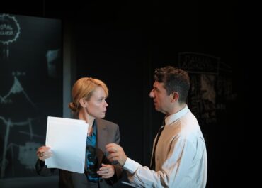 Η Schaubühne Berlin και το Θέατρο του Νέου Κόσμου παρουσιάζουν την παράσταση: “Εχθρός του λαού” του Χένρικ Ίψεν