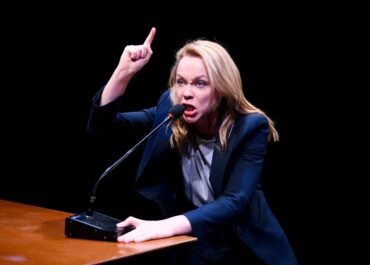 Το συγκλονιστικό «Prima Facie» με τη Λένα Παπαληγούρα επιστρέψει