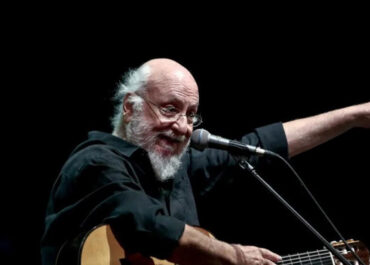Έφυγε από τη ζωή ο πολυαγαπημένος τραγουδοποιός Διονύσης Σαββόπουλος – Δηλώσεις για την απώλεια από τον ΠτΔ, τον Πρωθυπουργό, τους πολιτικούς αρχηγούς και τα κόμματα