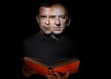 ΟΛΙΚΗ ΑΜΕΣΗ ΣΥΛΛΟΓΙΚΗ ΕΠΙΚΕΙΜΕΝΗ ΕΠΙΓΕΙΑ ΣΩΤΗΡΙΑ | Το σπουδαίο έργο του Tim Crouch για πρώτη φορά στην Ελλάδα