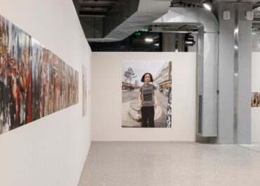 H Στέγη παρουσιάζει τη νέα έκθεση του Juergen Teller- you are invited_Onassis Ready