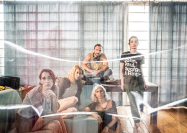 Η ζωή μιας γυναίκας, ο καθρέφτης της Ιστορίας | «ΤΑ ΧΡΟΝΙΑ» της Νομπελίστριας Αννί Ερνώ σε σκηνοθεσία Καραζήση & Χατζόπουλου  από 11/12 στο ΘΗΣΕΙΟΝ