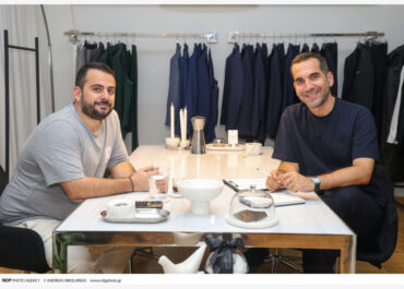 Ο Δρ. Δημήτρης Ζάμπογλου και ο κορυφαίος Έλληνας εκφραστής του “sur mesure” Δημήτρης Πέτρου ενώνουν τις δυνάμεις τους για μια συλλογή εμπνευσμένη από την ελληνική τέχνη!