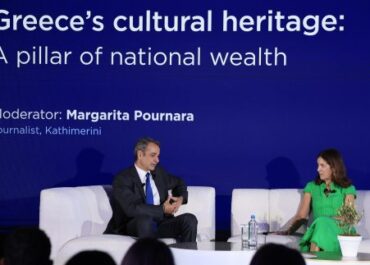 Συζήτηση του Πρωθυπουργού Κυριάκου Μητσοτάκη με την Victoria Hislop, στο πλαίσιο του συνεδρίου «Reimagine Tourism 2025» που διοργανώνει η «Καθημερινή»