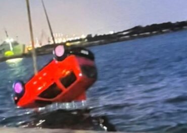 Πτώση οχήματος στη θάλασσα και ανάσυρση του οδηγού χωρίς τις αισθήσεις του στη Σαλαμίνα