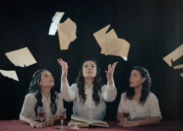 ΟΙ ΑΝΕΓΓΙΧΤΕΣ, των Αντώνη Χανιώτη και Λάμπρου Κομζιά,  στο Θέατρο Χώρος