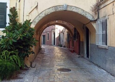 Δήμος Κεντρικής Κέρκυρας και Διαποντίων Νήσων : Παρεμβάσεις αποκατάστασης φθαρμένων πλακών στην οδό Σοφ. Δούσμανη