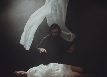 Από τις 22/12 το Θησείον μεταμορφώνεται σε ενεχυροδανειστήριο μνήμης και ενοχής – Ο Γιάννης Νταλιάνης σκηνοθετεί την «Ήμερη» του Ντοστογιέφσκι