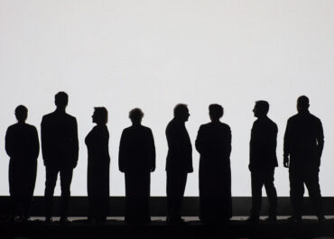 Η «Όμορφη Πόλη» ταξιδεύει σε όλη την Ελλάδα. Ανακοινώνεται η μεγάλη περιοδεία της επετειακής παράστασης για τα 100 χρόνια από τη γέννηση του Μίκη Θεοδωράκη