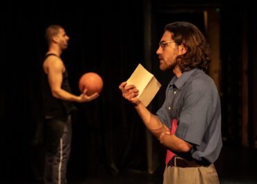 ΠΑΡΑΤΑΣΗ παραστάσεων “Raised in Captivity” του Nicky Silver λόγω επιτυχίας και ΑΛΛΑΓΗ ΗΜΕΡΑΣ κάθε Τρίτη στις 21:00 | έως 30 Δεκεμβρίου