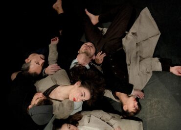 «Το Βιβλίο της Ανησυχίας – Ημερολόγιο αποχαιρετισμού» η χοροθεατρική παράσταση του Πάρη Μαντόπουλου και της Ομάδας 4PLAY | Θέατρο ΑΡΓΩ από Παρασκευή 5 Δεκεμβρίου 2025