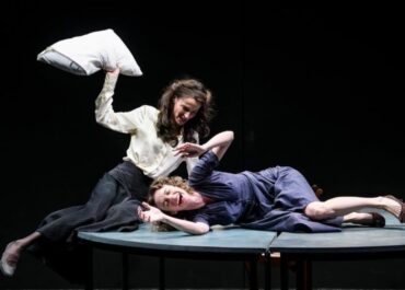 Το εμβληματικό «Τρίτο Στεφάνι», το έργο του Κώστα Ταχτσή που σημάδεψε την ελληνική μεταπολεμική λογοτεχνία, παρουσιάζεται στη σκηνή της Φρυνίχου