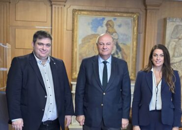 Συνάντηση προέδρου ΚΕΕΕ, Γιάννη Βουτσινά, και προέδρου ΕΕΔΕΓΕ, Μαριάνθης Μαλλιαρουδάκη, με τον υπουργό Αγροτικής Ανάπτυξης και Τροφίμων, Κώστα Τσιάρα