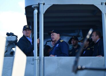 Ο ΥΕΘΑ Νίκος Δένδιας παρακολούθησε βολή νέου τύπου τορπίλης από το Υ/Β «ΠΙΠΙΝΟΣ»