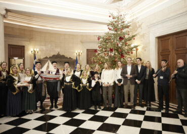 Χριστουγεννιάτικα κάλαντα στον Πρωθυπουργό Κυριάκο Μητσοτάκη